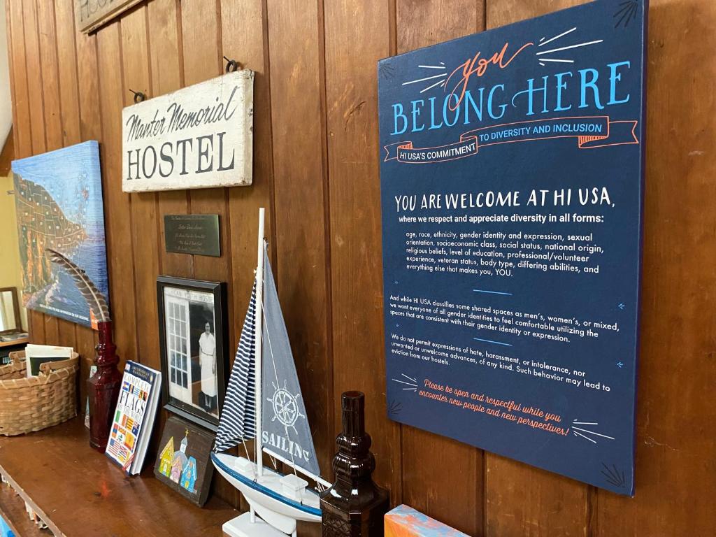 Certifikát, hodnocení, plakát nebo jiný dokument vystavený v ubytování HI Martha's Vineyard Hostel