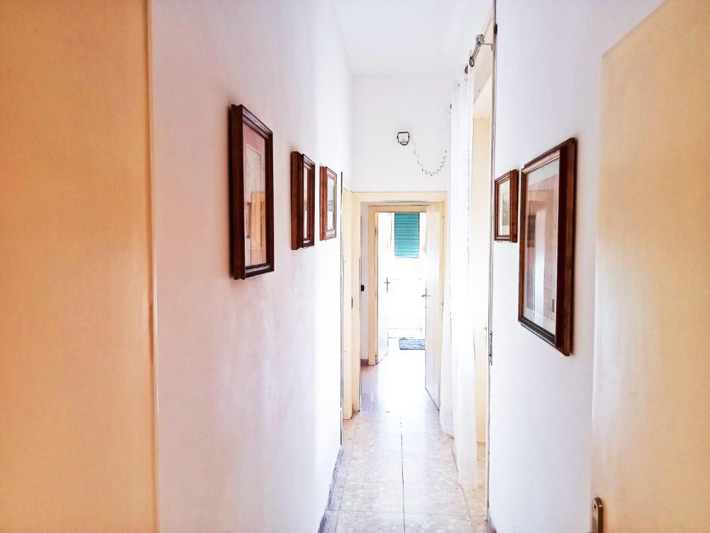 un corridoio con immagini sulle pareti di una casa di Casa Ilaria a Lecce