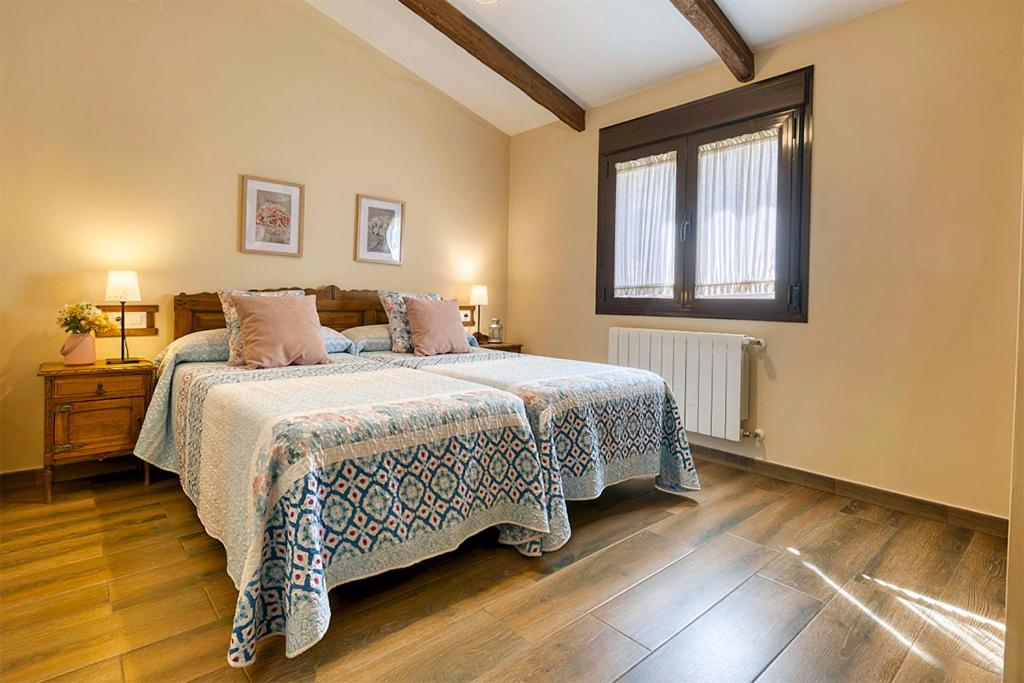 Łóżko lub łóżka w pokoju w obiekcie Apartamentos rurales Alameda del Jerte