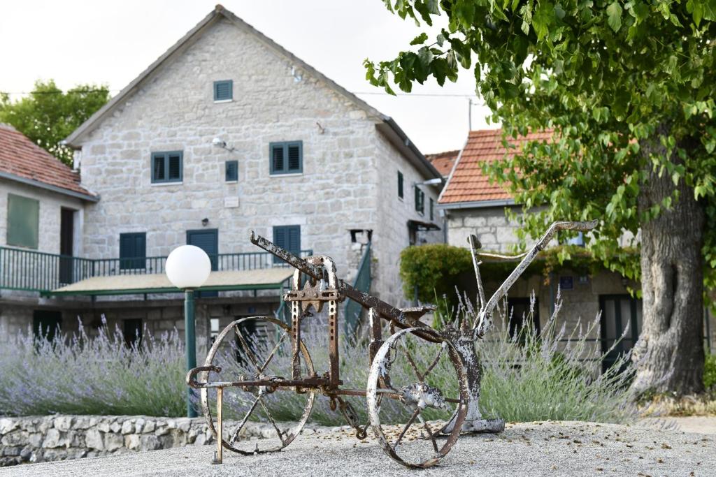 een roestige fiets geparkeerd voor een gebouw bij Great place for relaxation in Gornji Proložac