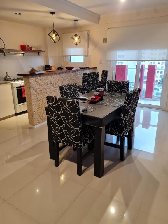 Η κουζίνα ή μικρή κουζίνα στο Confort Platense departamento con cochera