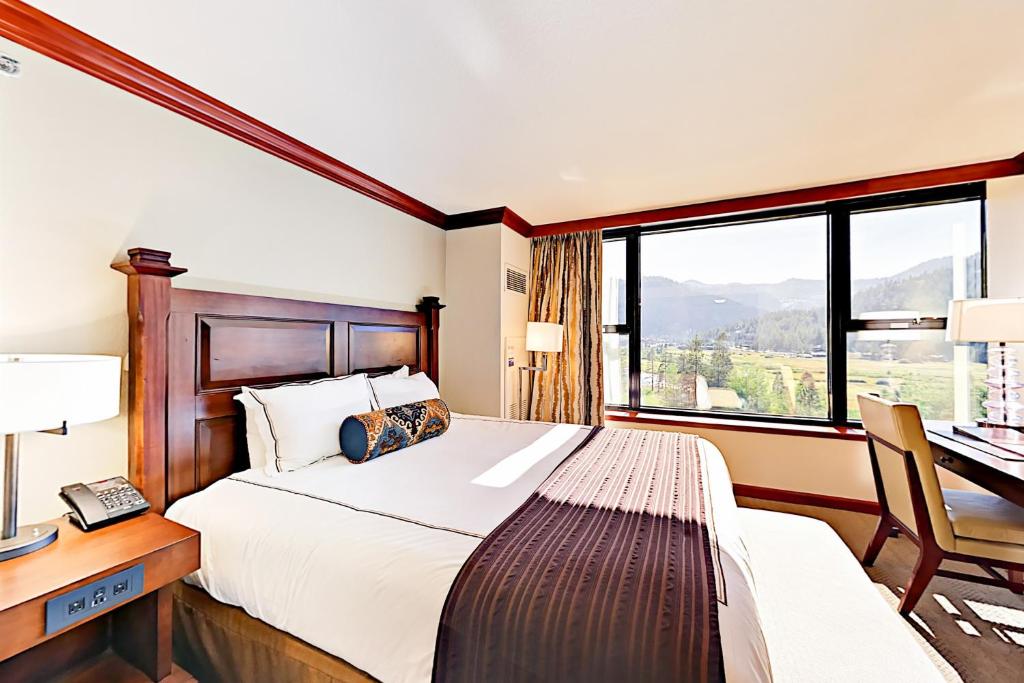 um quarto com uma cama, uma secretária e uma janela em Resort at Everline Resort & Spa #558 em Olympic Valley