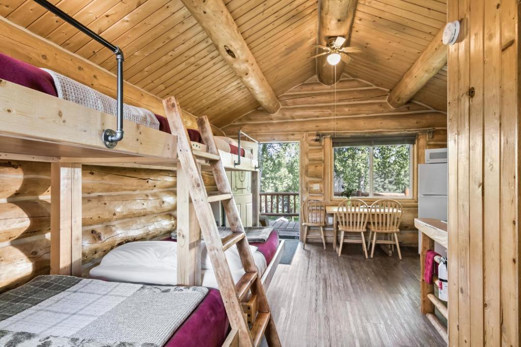 sypialnia z łóżkiem piętrowym w drewnianym domku w obiekcie Chum Salmon w mieście Soldotna