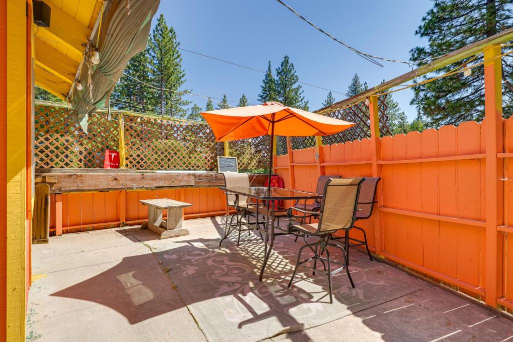 una recinzione arancione con tavolo e ombrellone di Dodge Ridge Pinecrest Mountain Cabin Near Hiking! a Cold Springs