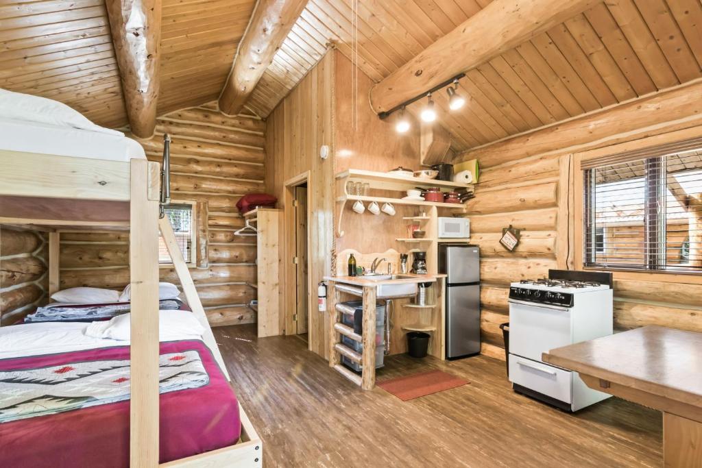 1 dormitorio con litera en una cabaña de madera en Pink Salmon en Soldotna