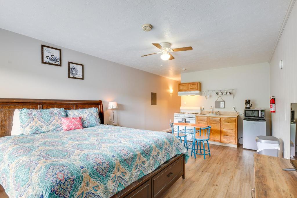 1 dormitorio grande con 1 cama y cocina en Pet-Friendly Fayetteville Gem Near Rafting!, en Fayetteville