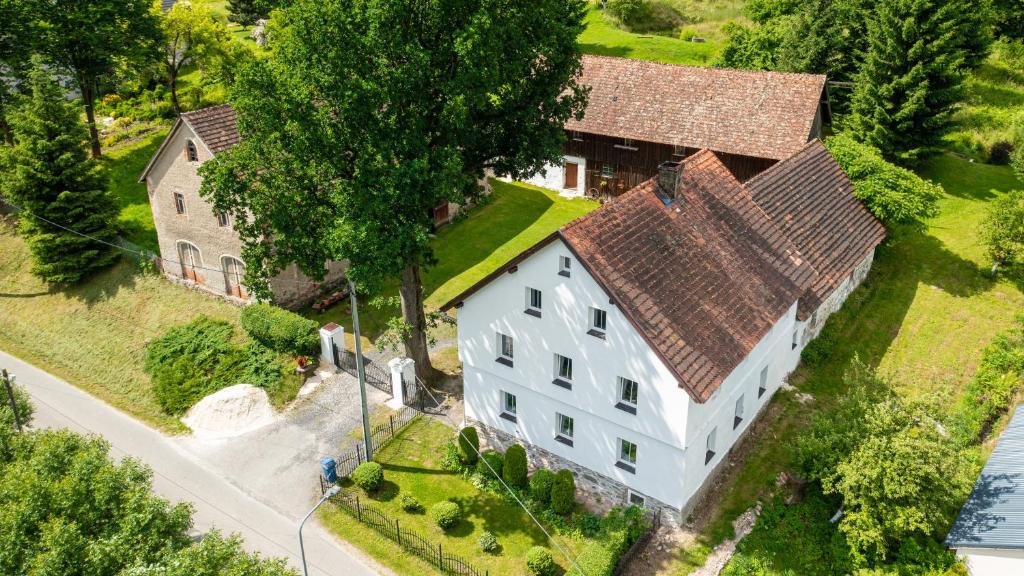 Dom Pod Dębem Agroturystyka في Konradów: اطلالة علوية على مبنى ابيض كبير بسقف