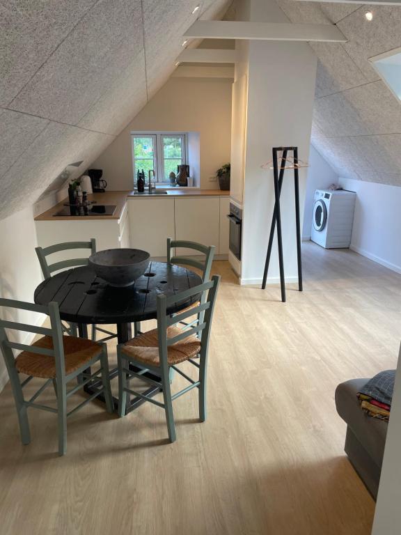 - une cuisine et une salle à manger avec une table et des chaises dans l'établissement Lejlighed i naturskønt område, à Silkeborg