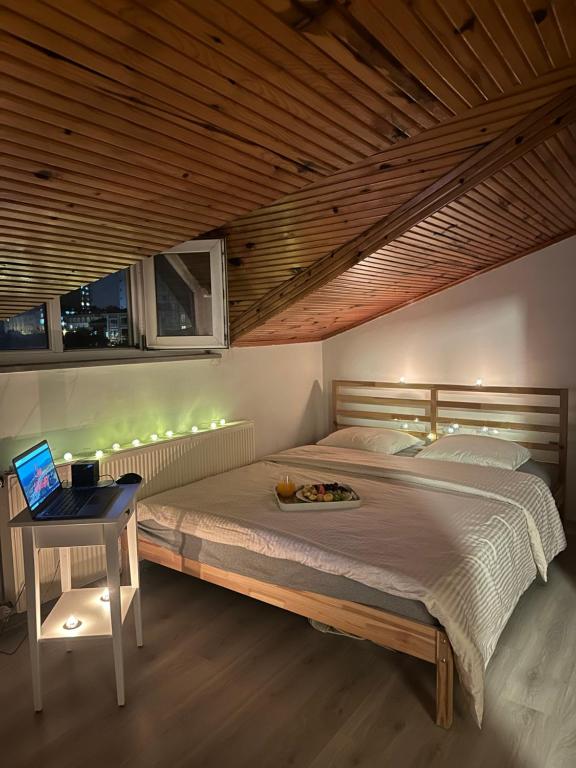 um quarto com uma cama grande e uma mesa com um computador portátil em 2 Room 1 bathroom 1 Kitchen 3-4 people em Istambul