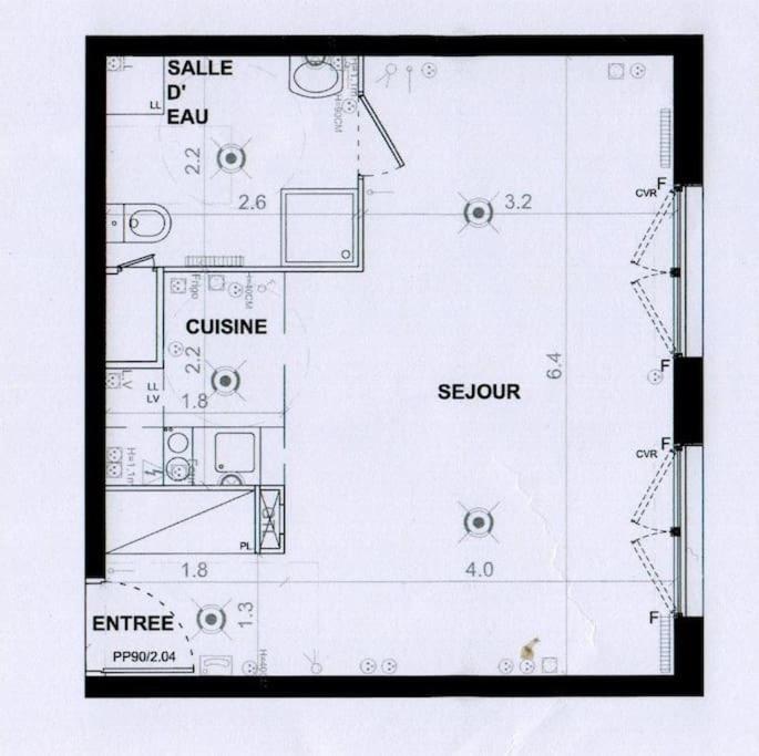 un dibujo de un plano del suelo de una casa en Grand Studio de 37m carrés - Parking - RER Laplace et Maison des Examens à 5 minutes à pied, en Arcueil