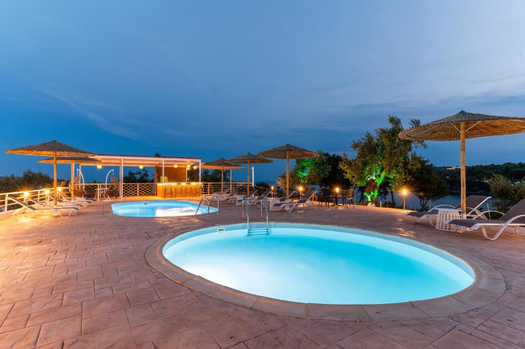 Kolam renang di atau di dekat Cape Blue Suites