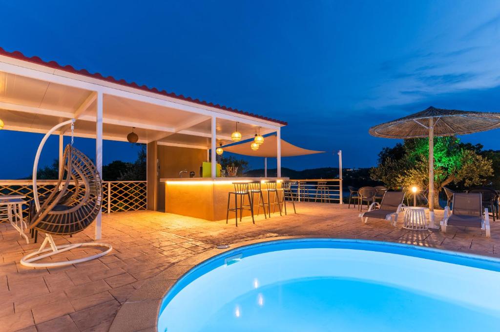 Kolam renang di atau di dekat Cape Blue Suites