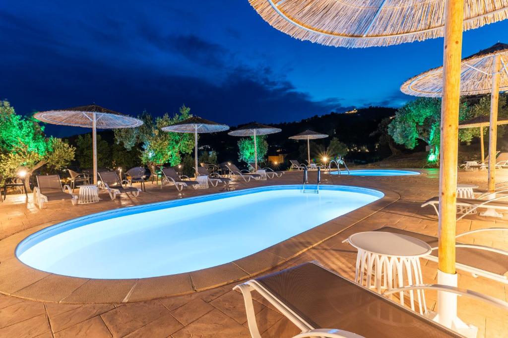 Kolam renang di atau di dekat Cape Blue Suites