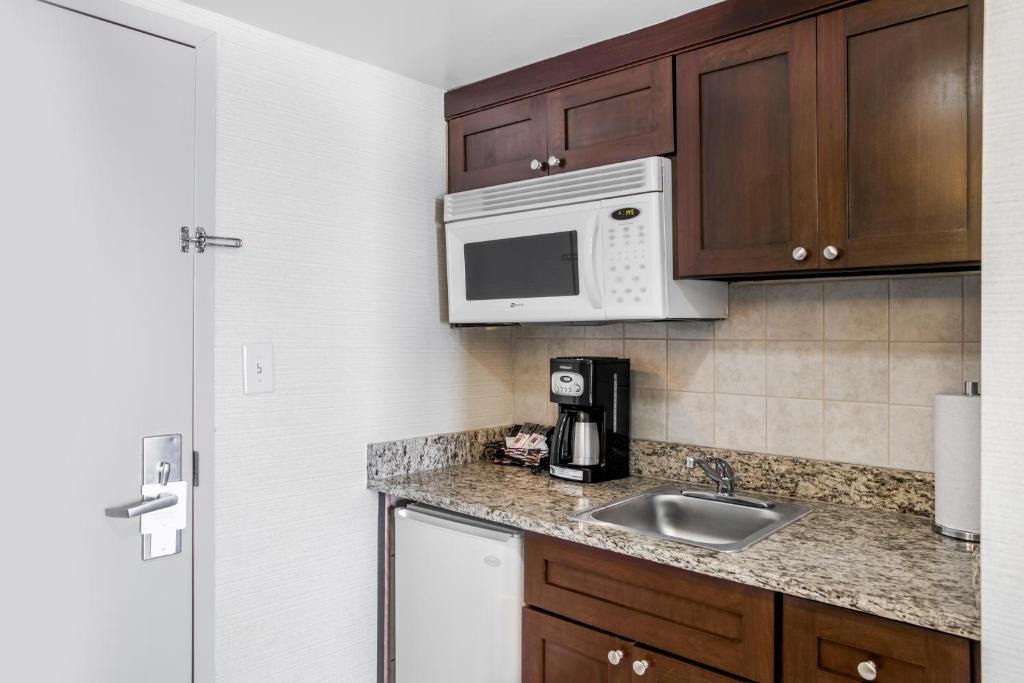 Beach Quarters Resort - Deluxe Oceanfront Studio
