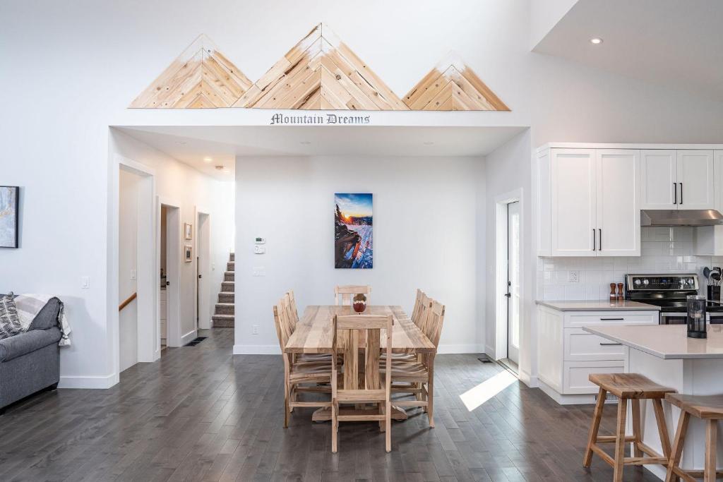 Mountain Dreams Revelstoke Home Near RMR, Revelstoke (updated prices