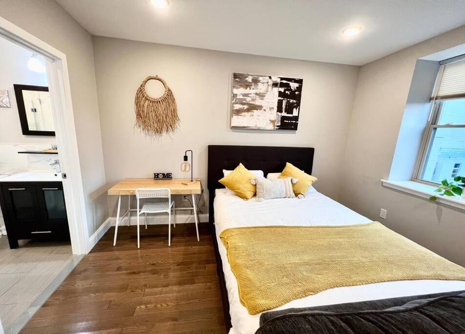 ein Schlafzimmer mit einem Bett und einem Tisch darin in der Unterkunft 303 Cozy and modern 1BR apartment in center City in Philadelphia