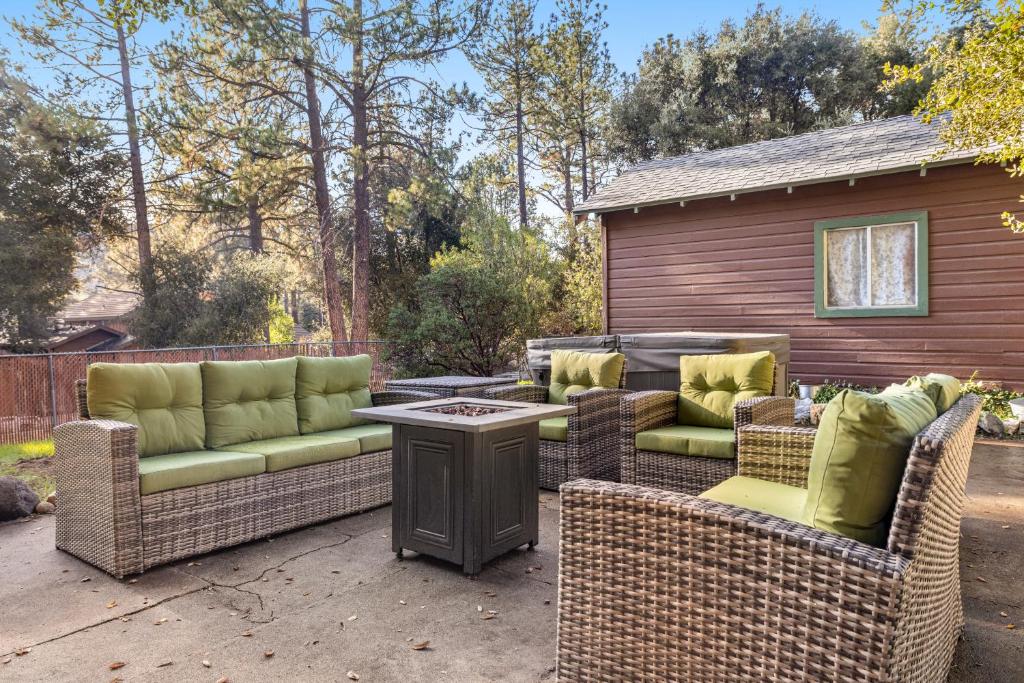 un patio con 2 sillas de mimbre y una mesa en Buckthorn Beauty, en Descanso