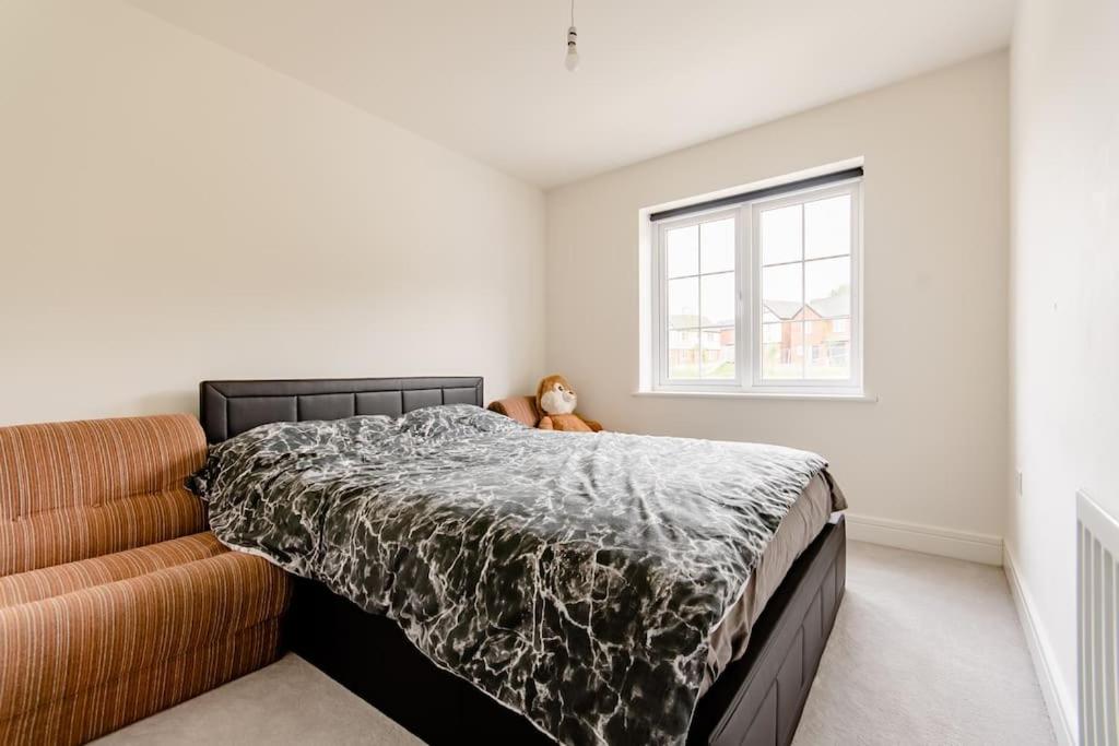 1 dormitorio con cama y ventana en Private Double bedroom, en Thringstone