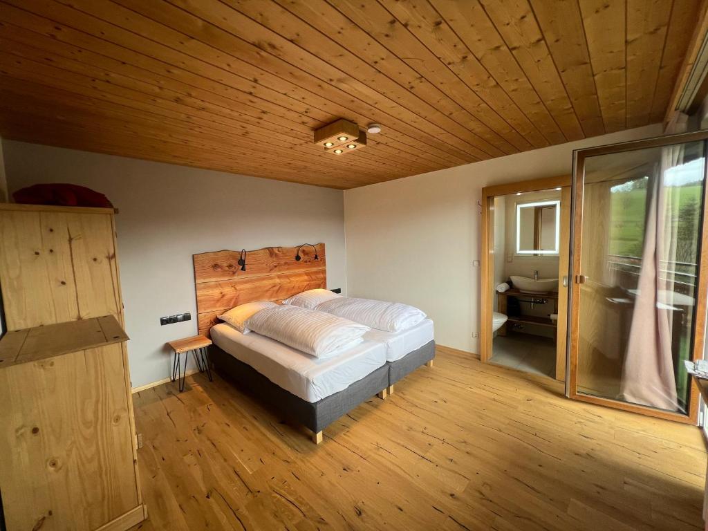 Postel nebo postele na pokoji v ubytování Boutique Hotel and Apartments Pension Sternen