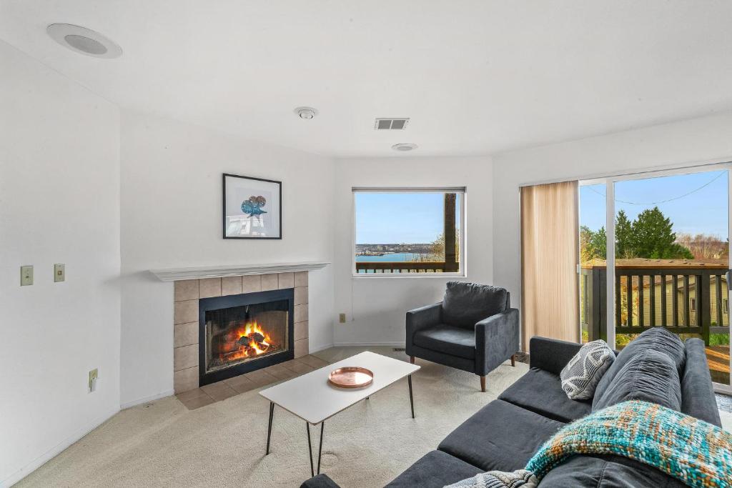 Comfy 3BR House in w Office Spaces, (updated prices 2024)