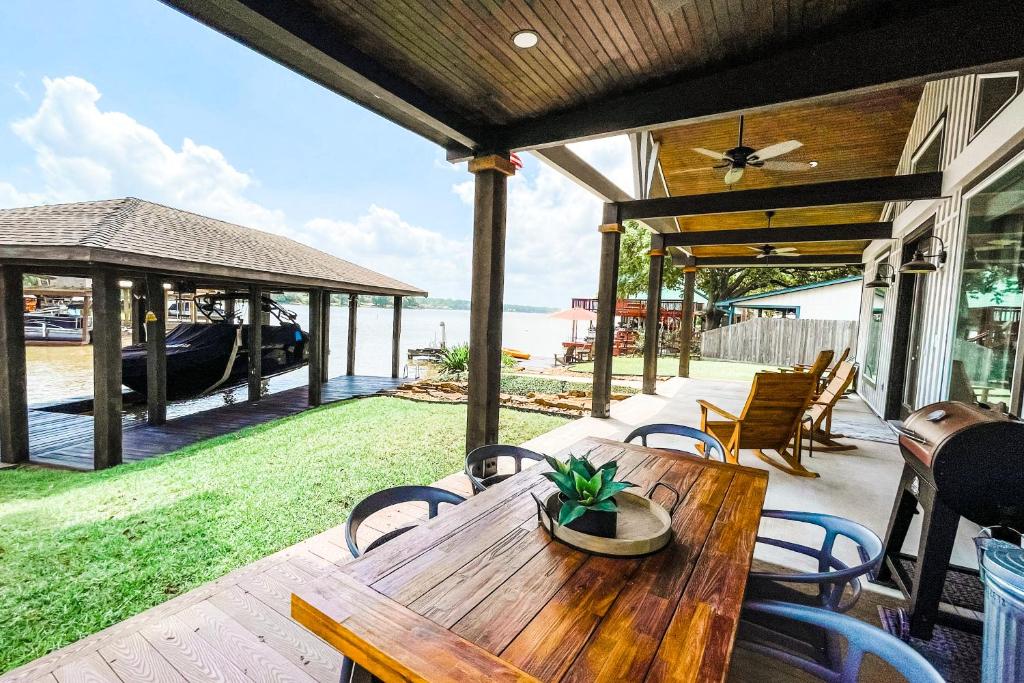 Luxury Cottage at Lake Conroe, Willis Updated 2023 Prices