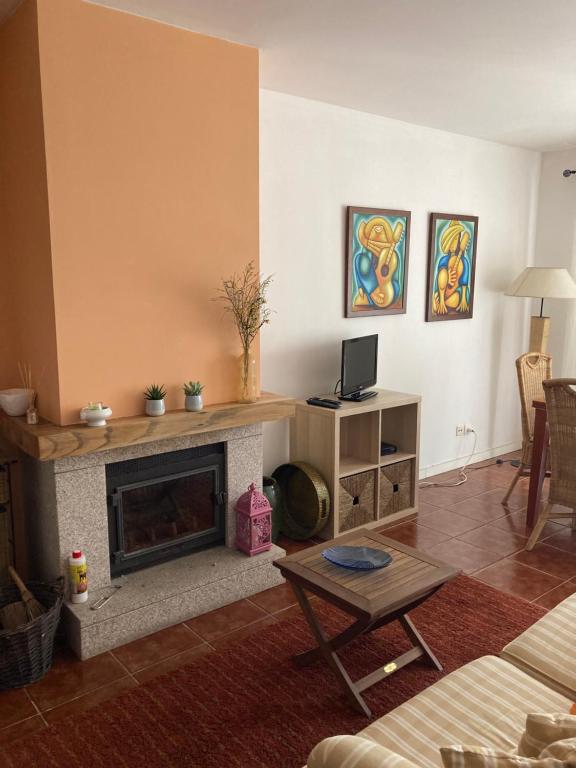 TV a/nebo společenská místnost v ubytování Casa da Barragem