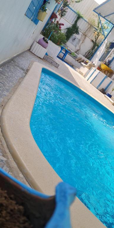 - une vue sur la piscine bleue dans l'établissement شاليهات ليله الدرب, à Qarār
