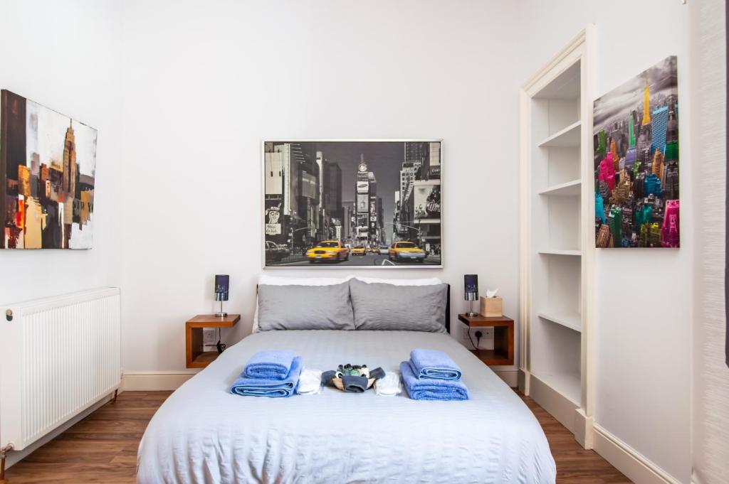 Una cama o camas en una habitación de The Heart of Newington
