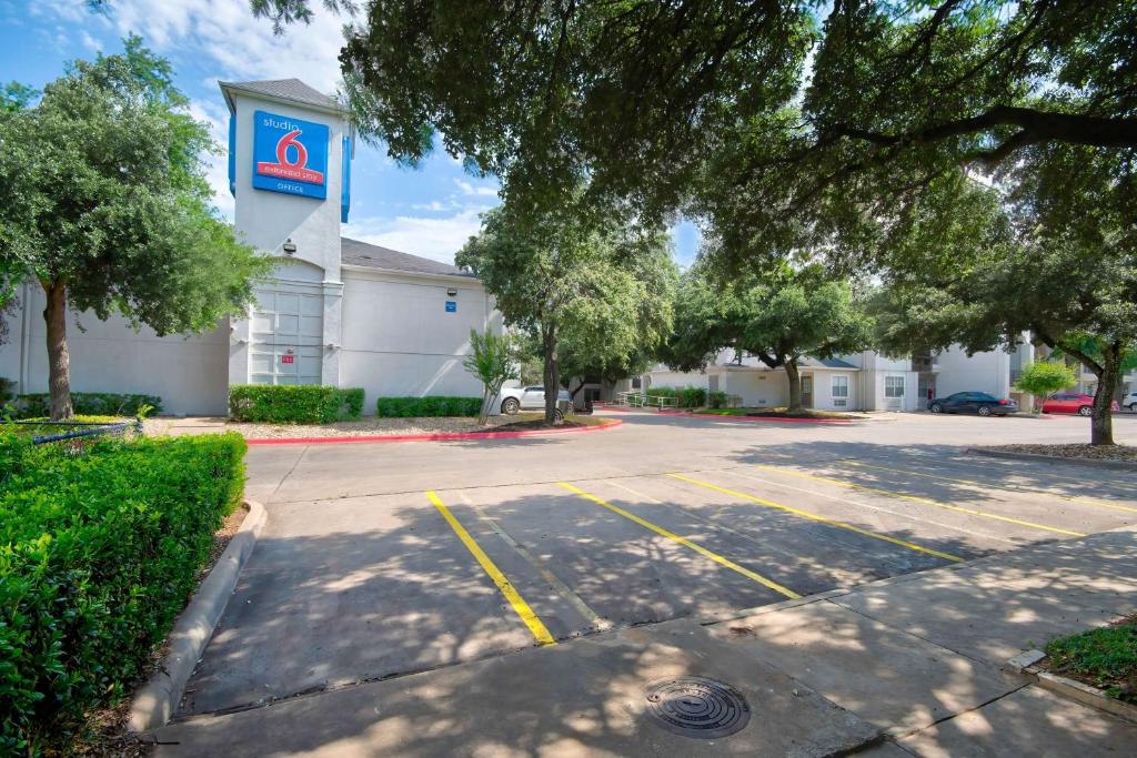 a building with a parking lot in front of it at Studio 6 Extended Stay - Austin, TX - Midtown in Austin