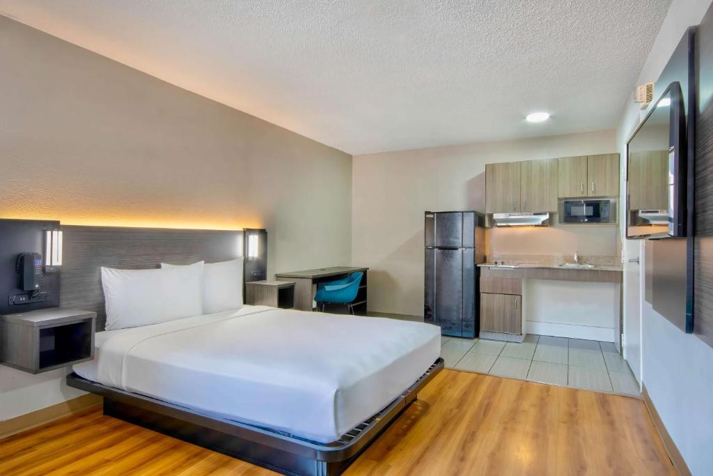 una camera d'albergo con letto e cucina di Studio 6-Austin, TX - Midtown ad Austin