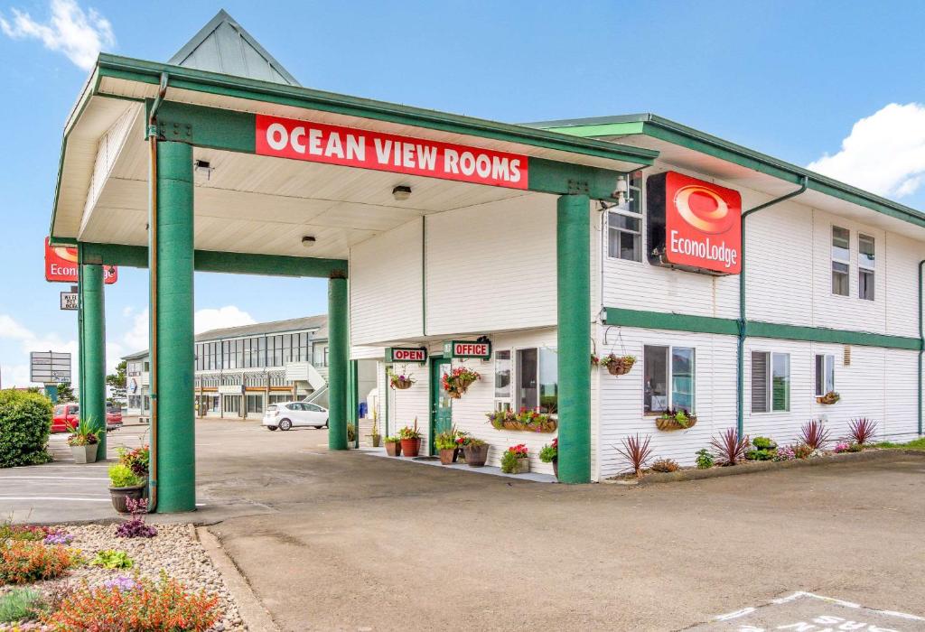 a open view of a store with a sign on it at Econo Lodge in Newport