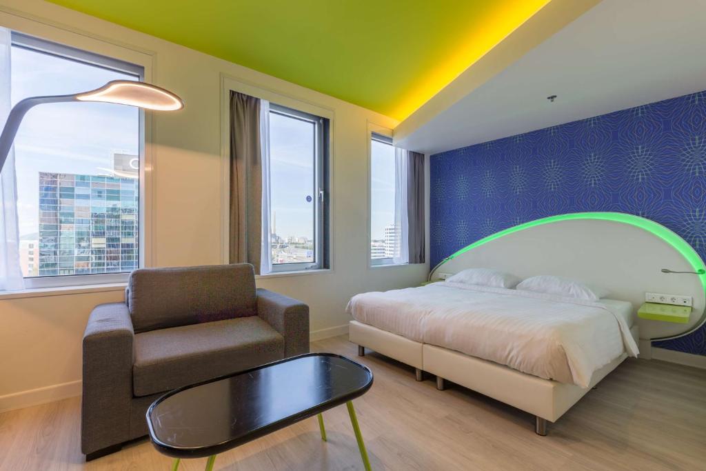 Una cama o camas en una habitación de Park Inn by Radisson Amsterdam City West