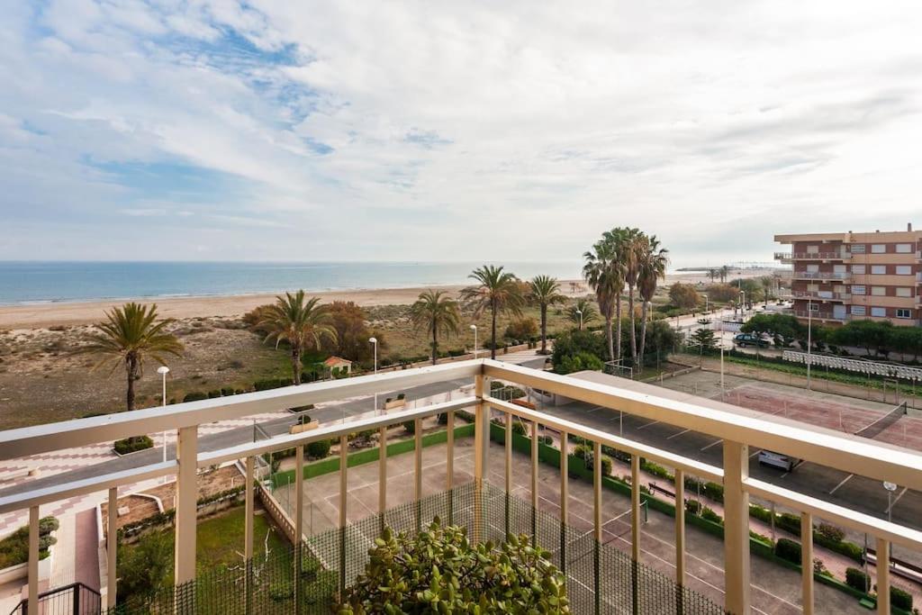 uma vista para a praia a partir da varanda de um edifício em Vacaciones Canet Playa - en primera linea em Canet de Berenguer