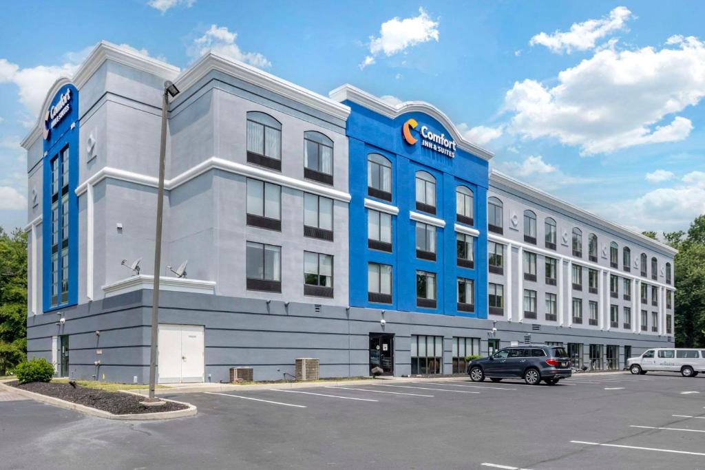 un edificio azul y blanco con aparcamiento en Comfort Inn & Suites Voorhees-Mt Laurel, en Voorhees