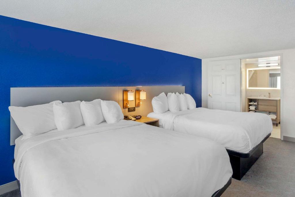 Postel nebo postele na pokoji v ubytování Comfort Inn & Suites Voorhees-Mt Laurel