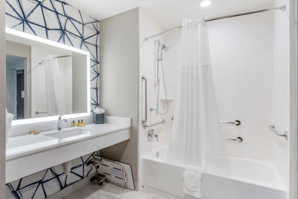 Best Western Plus Winter Haven Inn & Suites photo