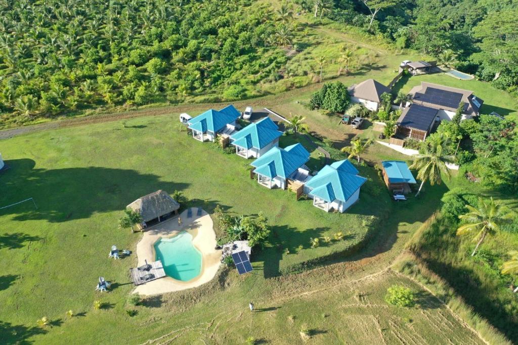 eine Luftansicht eines Hauses auf einem Hügel in der Unterkunft Vai Iti Lodge in Afaahiti