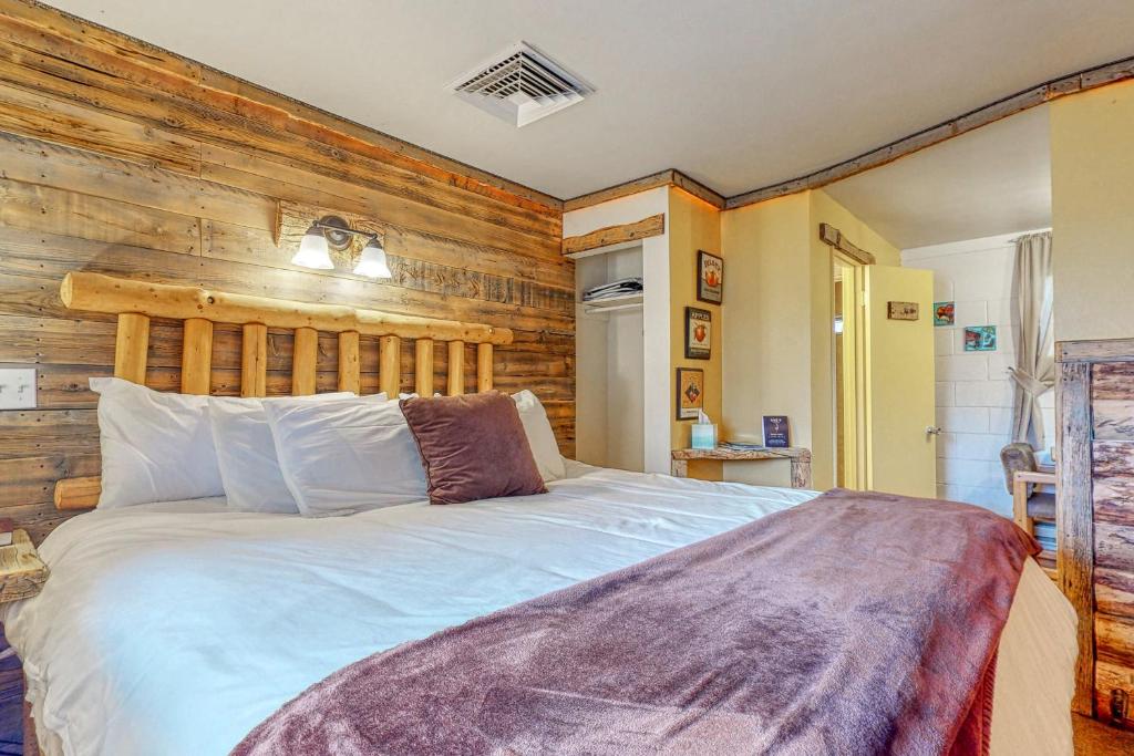 Llit o llits en una habitació de Cedaredge Lodge, Cabin 8