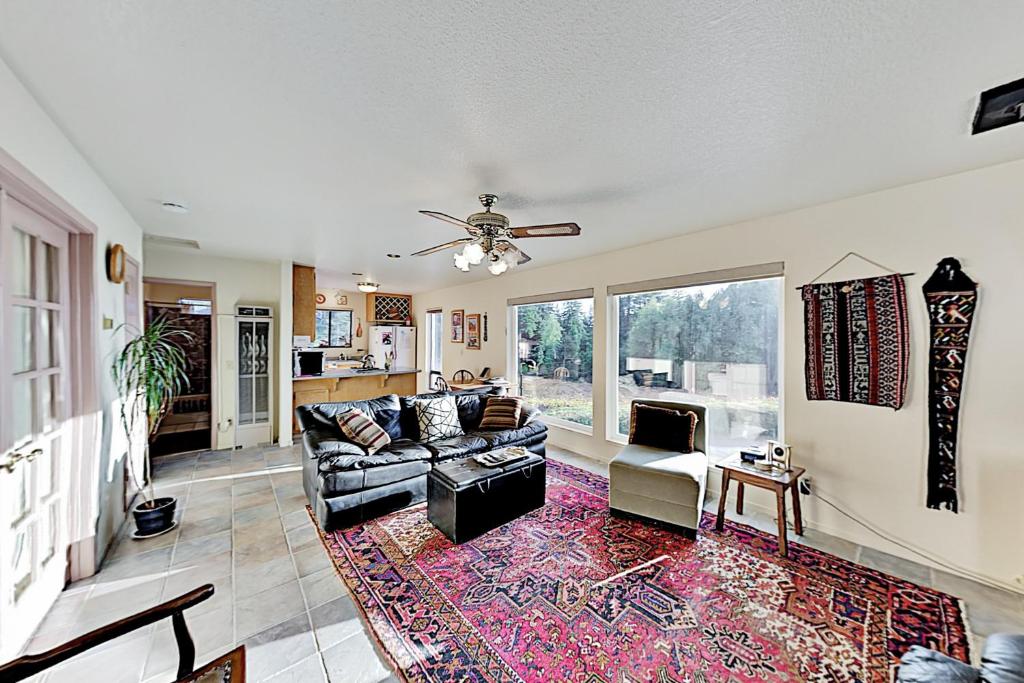 una sala de estar con un sofá y una alfombra en Vinyard Cottage, en Sebastopol