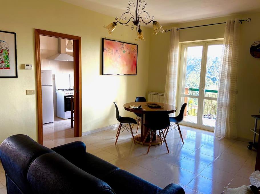 - un salon avec un canapé, une table et des chaises dans l'établissement Casa Giulia a Belmonte Calabro, à Belmonte Calabro