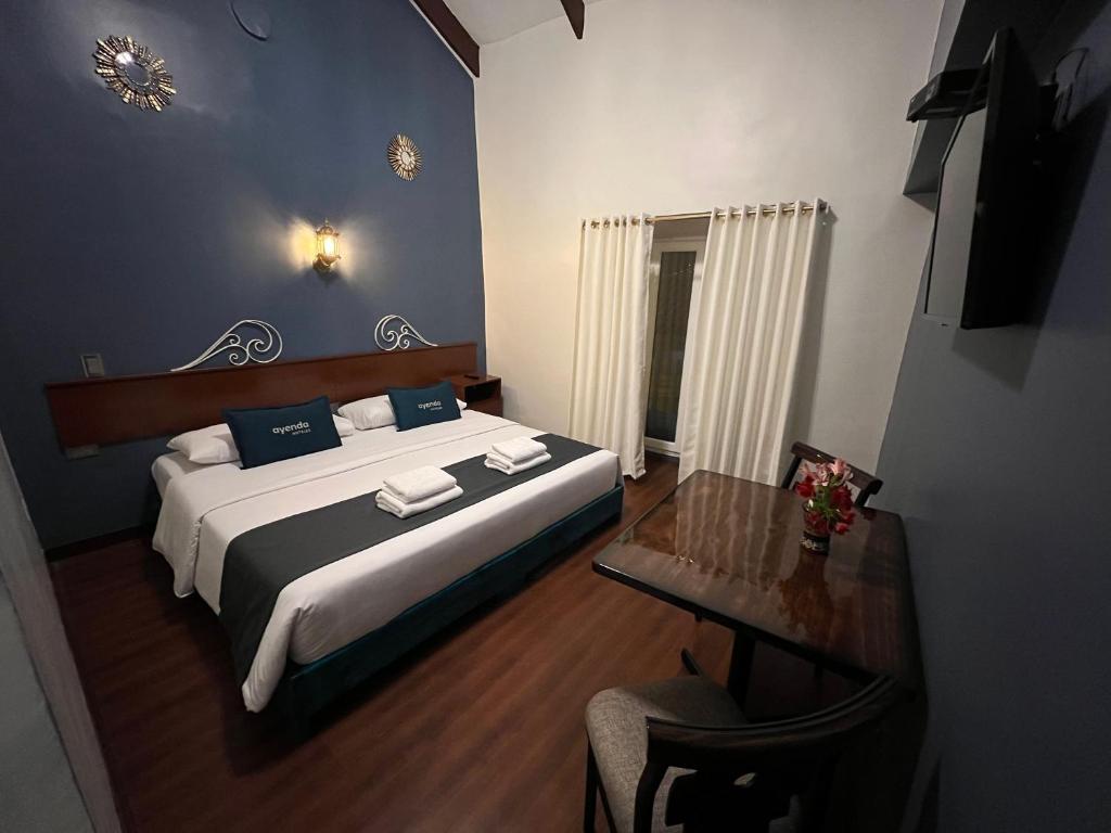 une chambre avec un grand lit et une table dans l'établissement Hotel Andina, à Cusco