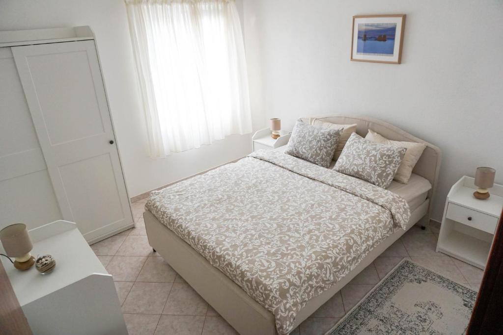 Posteľ alebo postele v izbe v ubytovaní Apartments by the sea Sukosan, Zadar - 6229