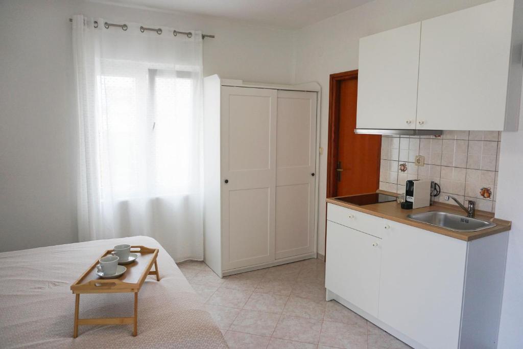 Kuchyňa alebo kuchynka v ubytovaní Apartments by the sea Sukosan, Zadar - 6229