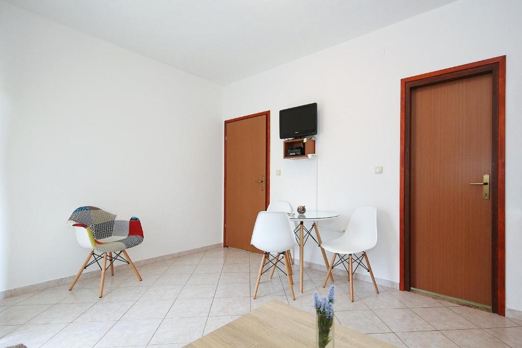 Televízia a/alebo spoločenská miestnosť v ubytovaní Apartments by the sea Sukosan, Zadar - 6229