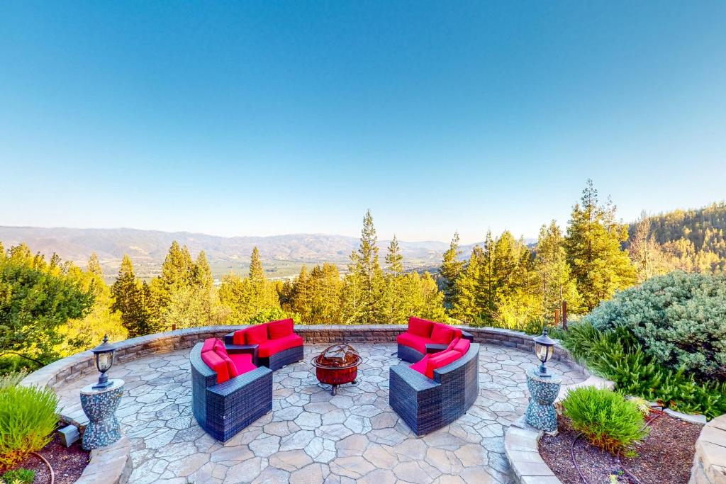 un patio con 2 sofás, una mesa y sillas en Luxury Mountain Getaway, en Ukiah