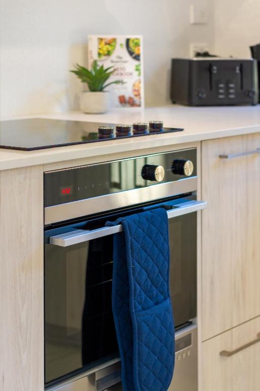 Large trendy 3 Bedroom Residence, Central City - Resim 18