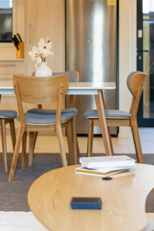 Large trendy 3 Bedroom Residence, Central City - Resim 4