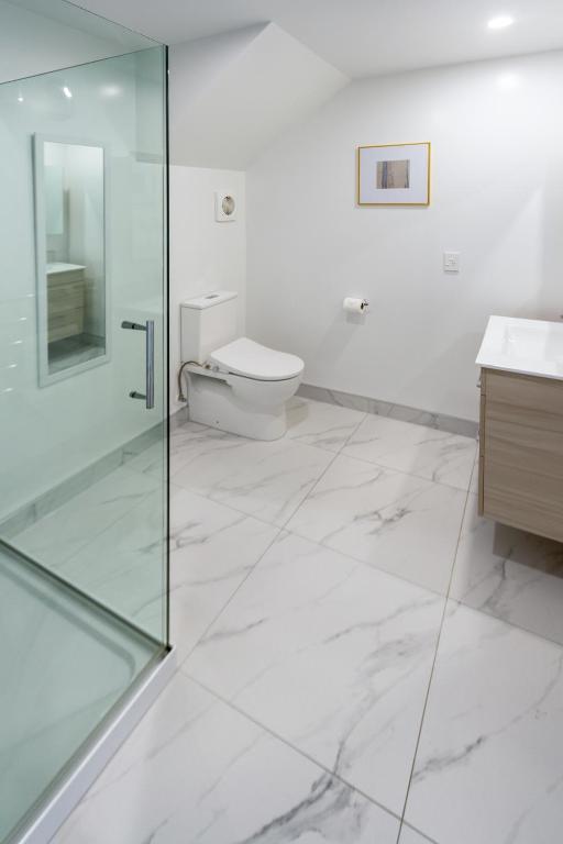 Large trendy 3 Bedroom Residence, Central City - Resim 8