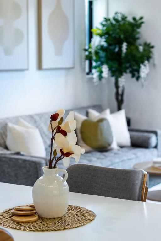 Large trendy 3 Bedroom Residence, Central City - Resim 9