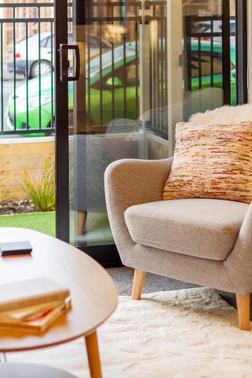 Large trendy 3 Bedroom Residence, Central City - Resim 11